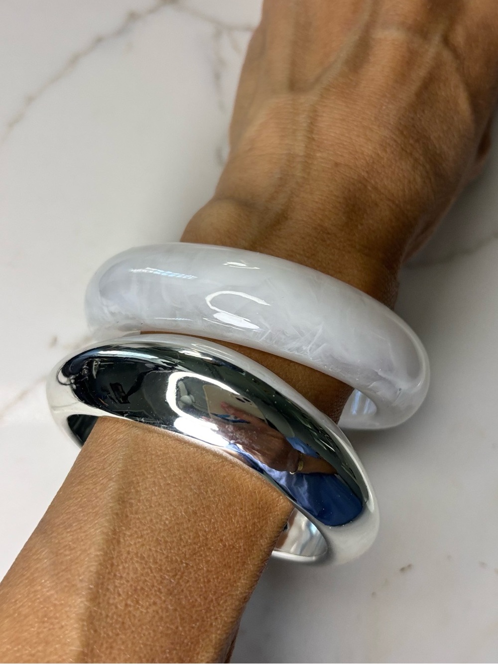 Chic Bangle Duo: High-Shine Silver & Marbled White Resins - Picture 3 of 4